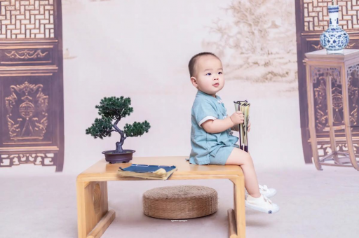 仙桃女宝宝换尿布